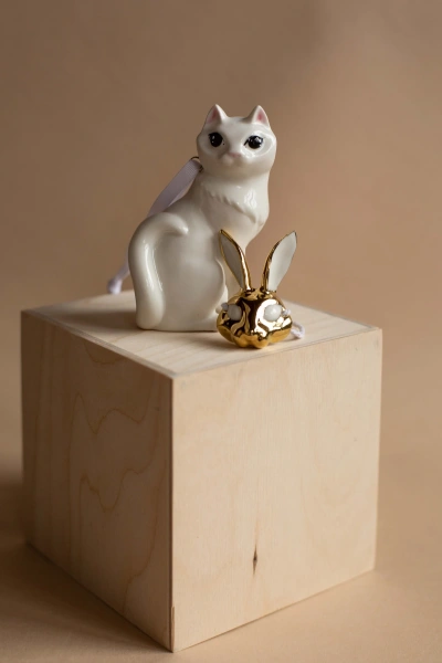 Елочная игрушка Res Objects Кот "Двуликий", H12 см, золотой декор, фарфор